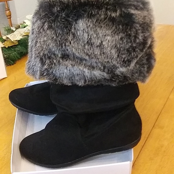 Faux black suede faux fur snow boots 7 1/2 woman's shoe - Picture 5 of 13